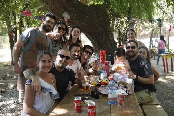 Clientes disfrutando en Patio La Dominga