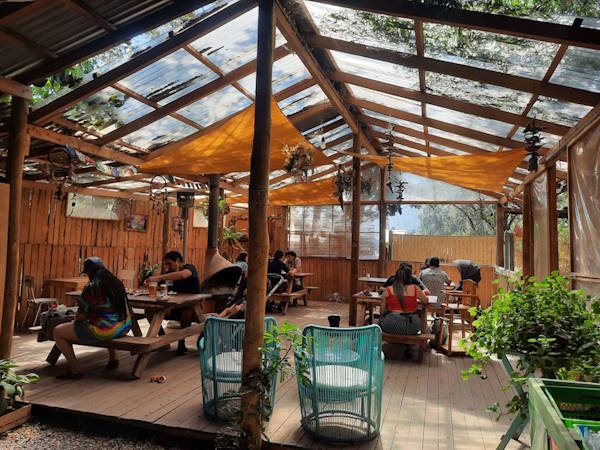 El patio del restaurante en un día soleado