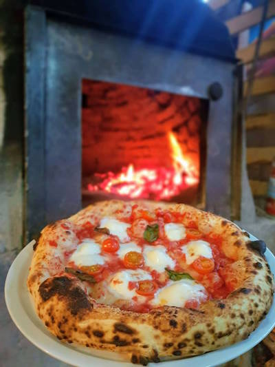 Variedad de pizzas napoletanas servidas